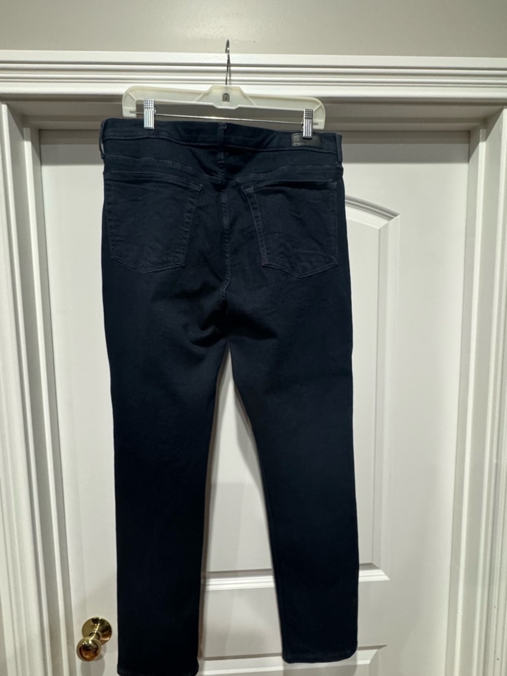 Joseph Abboud Jeans Men's 36×32
Slim Fit Dark Blue Stretch Pants (like new).